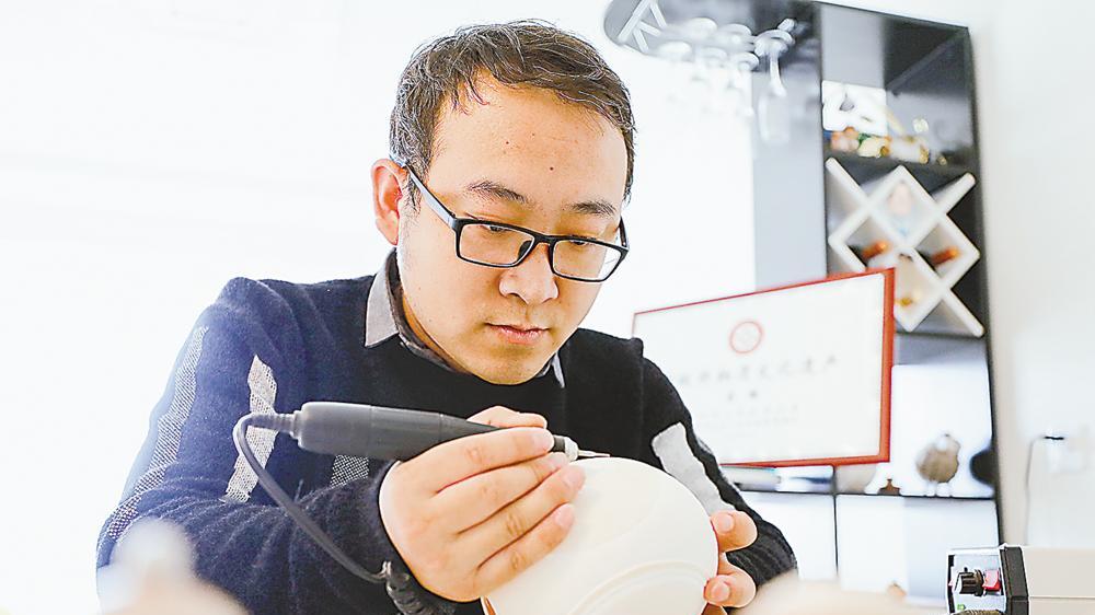 雕刻|张雪进：以刀代笔 游刃卵壳