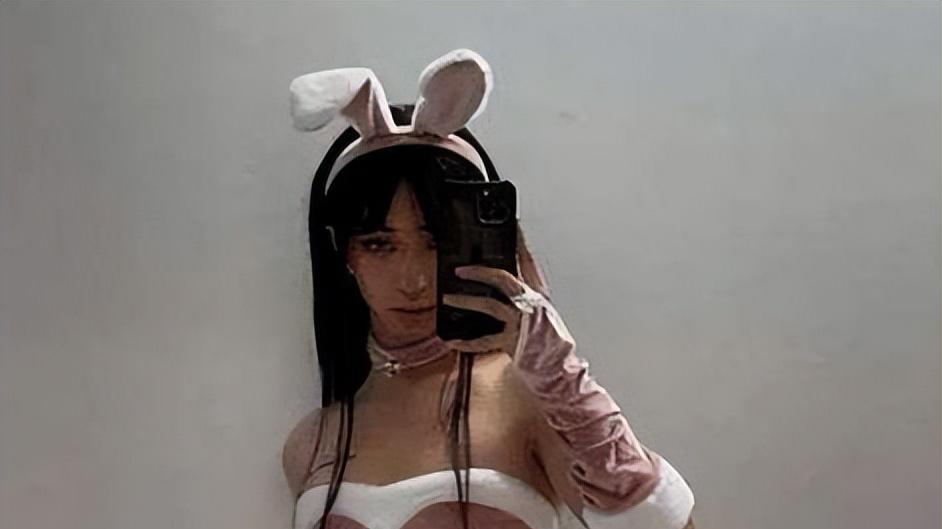 伊能静儿子哈利海边度假，穿抹胸女装配高跟鞋，表情妩媚翘兰花指！