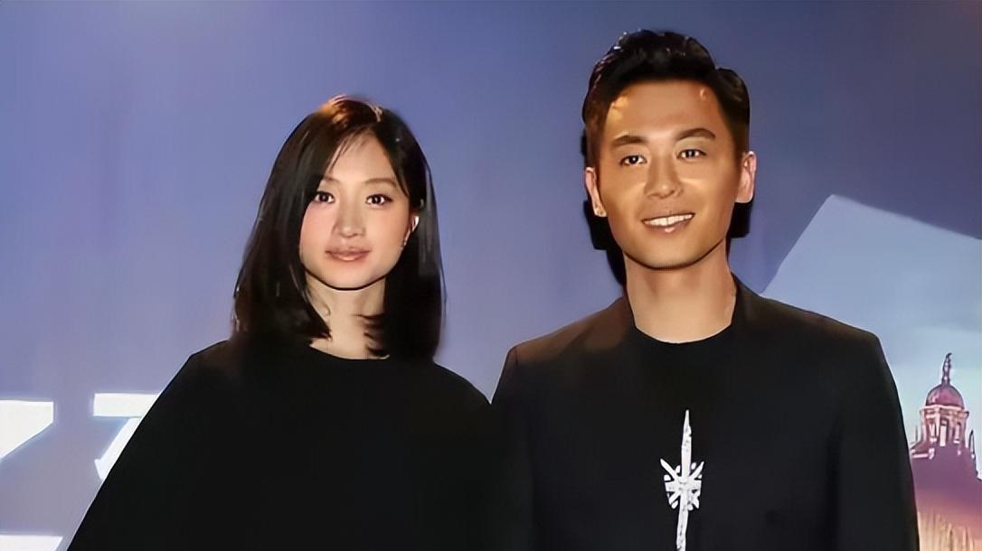 穿衣搭配 朱亚文夫妻同框，39岁老婆气质清纯像学生，他西装革履像老干部