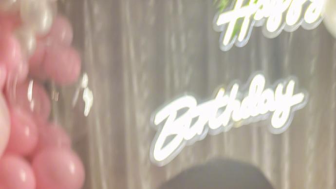 魏大勋|40岁蒋欣晒生日现场照，穿束腰黑裙越来越瘦，脚背青筋超明显