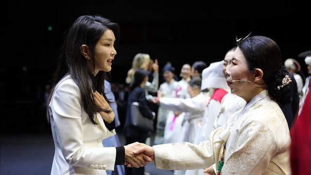 黑白配 韩国夫人访问荷兰第二天！穿黑白配闪耀音乐会，荷兰王后斗篷赢了