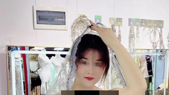 山东57岁妇女主任写真曝光，皮肤白嫩风韵犹存颜值高，网友：难怪