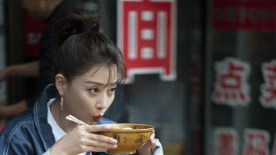 殷桃和高圆圆同吃路边摊输太惨！一个托腮卖萌超造作，一个自然大方太优雅