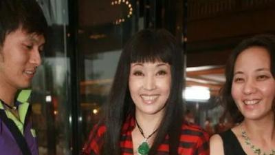 刘晓庆|刘晓庆真当自己是不老女神了，穿校服裙剪“妹妹头”嫩翻，却被百万翡翠出卖了年龄