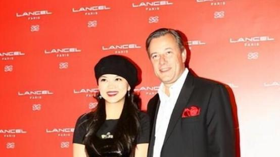 李湘|李湘瘦了后美回颜值巅峰，穿亮片背心配蛋糕裙，时尚气质不输女团