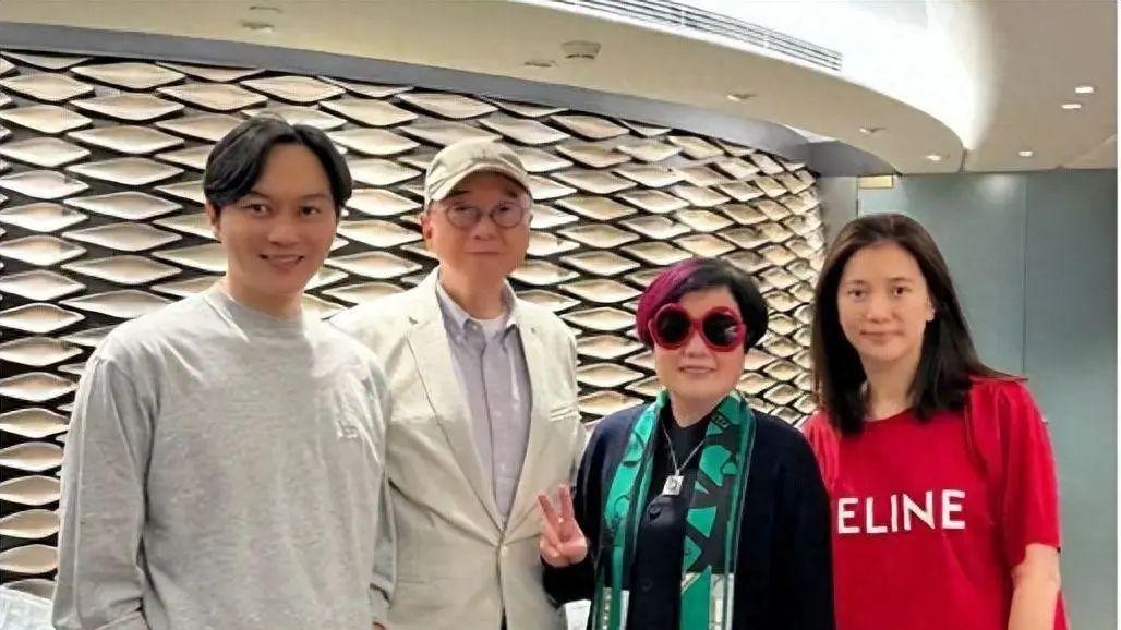 51岁袁咏仪老到认不出！穿衬衫难掩憔悴，昔日气质消失和大妈无异