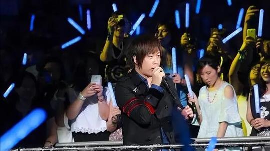 梁安琪|五月天惹众怒！邀华晨宇出席演唱会，退票潮涌现，现场一度失控！