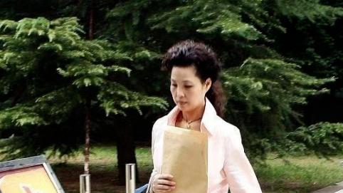 穿衣搭配 李双江小27岁娇妻老太快，近照脸颊下垂颧骨突兀，打扮青春却难掩大妈味