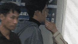 没眼看！刘亦菲彭冠英机场拍吻戏，女神太主动，男方羞得耳朵爆红