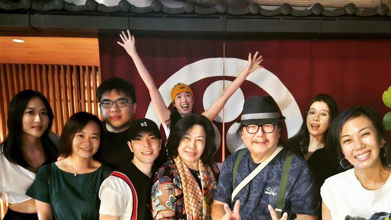 萧敬腾公开全家福，50岁未婚妻与“公婆”同框，婆媳长得太像了