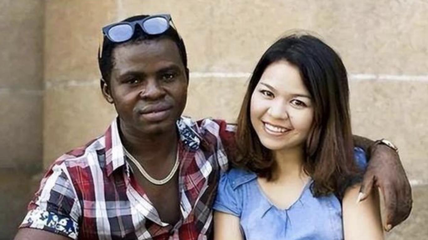 女孩|遭黑?人男友打晕的女孩，众多围观者无人施救，网友：自作贱，活该