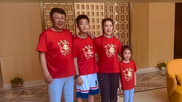 王楠|机灵！王楠和巨富老公套路女儿800元压岁钱，笑笑软硬不吃一聊就溜