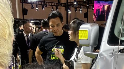 吴彦祖现身苏州！数千名男粉狂喊“我爱你”，保镖龇牙艰难开道