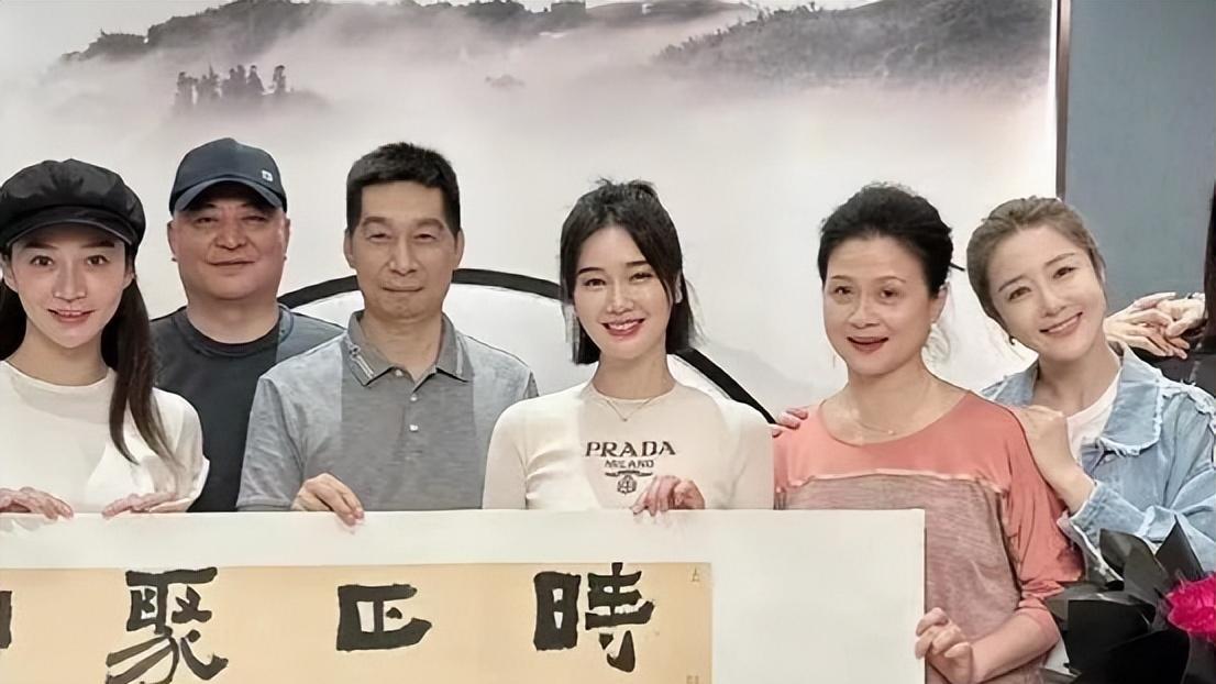 发型 46岁左小青换发型似“换了个头”，造型不扮嫩，比年轻人还时髦