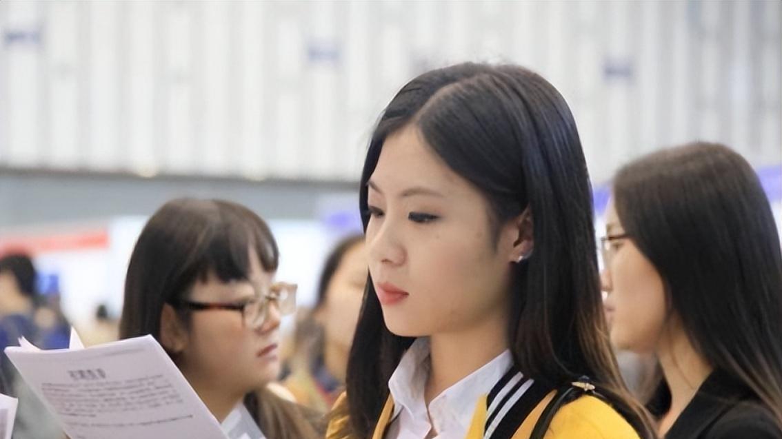 |00后大学生找工作真豪横，看错时间还态度强硬，难怪毕业即失业