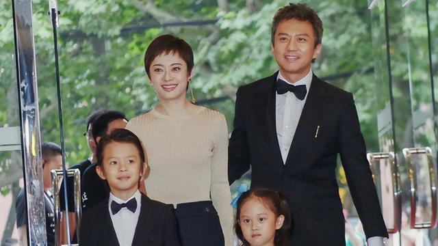 孙俪|40岁孙俪带儿女游迪士尼！眼睛突出被猜患甲亢，过度养生遭质疑