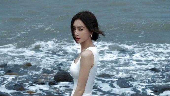 赵奕欢|秦岚海滩写真, 展现凹凸有致的身姿