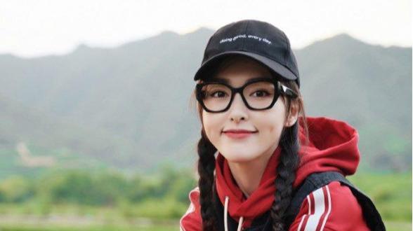 “唐嫣”结婚后一点没变，穿红色运动套装扎麻花辫，少女感太强了