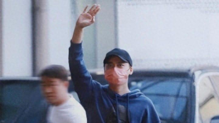 李易峰消失300多天后首露面，流泪向粉丝鞠躬