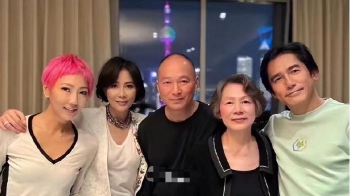 刘嘉玲晒一家四口合照，身家10亿未生子，弟弟一家或成大赢家