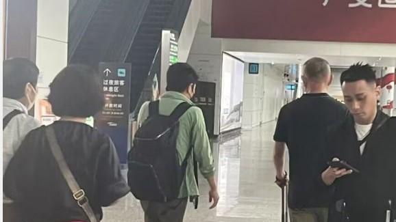 撒贝宁|撒贝宁与父亲回湛江被偶遇，近照沧桑打扮低调，脚上厚底鞋遭调侃