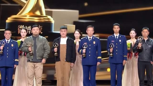 微博之夜|微博之夜盛宴场面热闹，众星花式候场，打牌合影两不误