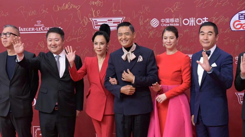 高马尾 周润发罕带老婆亮相，发嫂踩恨天高穿一身红，“扫把头”真看不懂