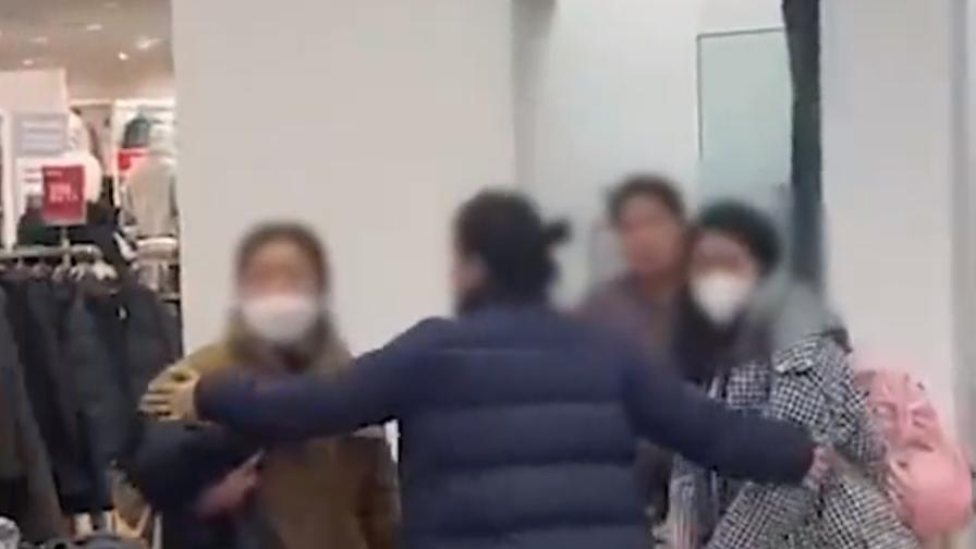 “两男童优衣库推帘”事件，再次刷新了我对“熊家长”的认知