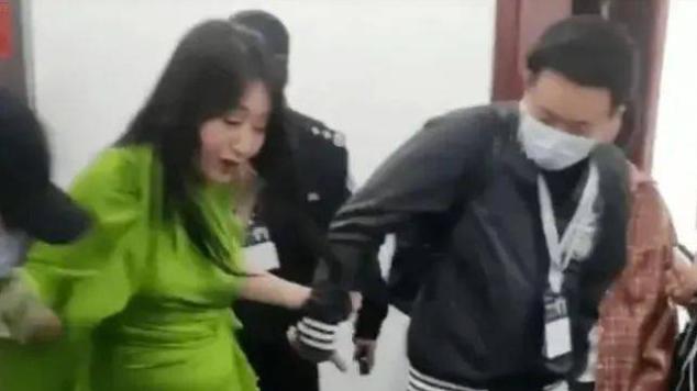 杨钰莹|52岁杨钰莹怀孕了？身穿紧身长裙，肚子又圆又鼓，孩子的父亲是谁？