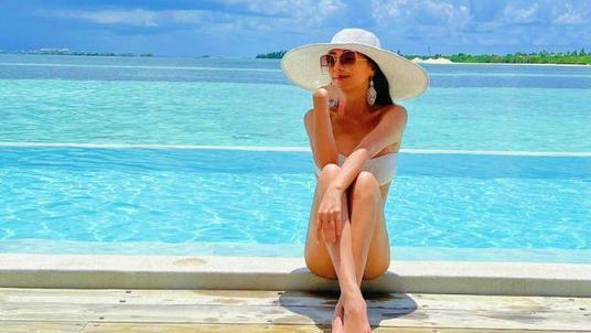 关颖|关颖赴马尔代夫庆结婚十周年，火辣身材不似生过3个孩子