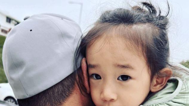 陈小春|陈小春晒小儿子近照，HoHo靠爸爸肩膀上，五官秀气被误认为是女生