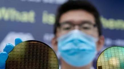 |“换道超车”！中国首条光子芯片生产线正式行动，外媒：我们太笨