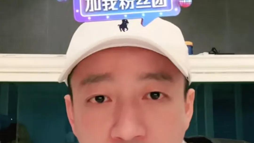 汪小菲|汪小菲直播间勃然大怒，穿破旧毛衣接地气，大s选择复合才算明智