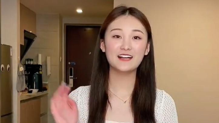 陈亚男|陈亚男带妈妈开新店，一家人蹲在街头等生意，有说有笑画面挺温馨