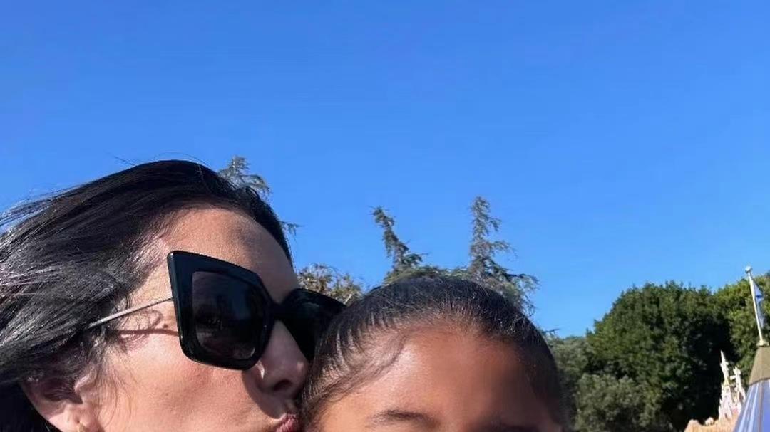 瓦妮莎晒三女儿近照！五官精致笑起来太像科比，强大基因令人羡慕