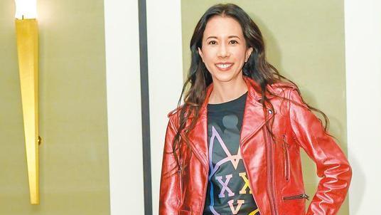 |52岁莫文蔚晒全家福贺年，合照中神情憔悴皱纹明显