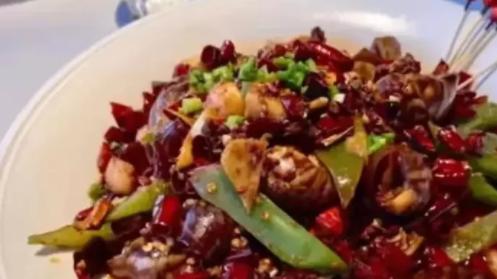 |北京，一女子在某龙虾店，点了一份88元的麻辣白玉螺，女子感觉味道不对，于是就拍照片发