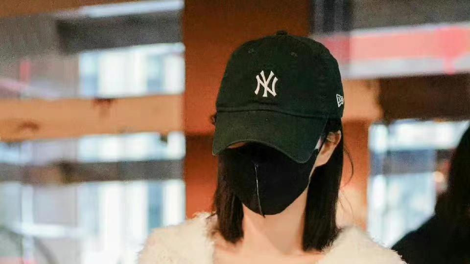短发 李一桐《英雄志》片场路透，毛绒外套配休闲裤，干净舒适发型抢镜
