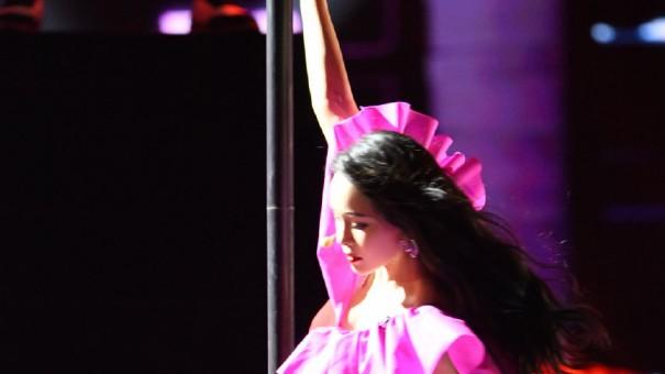 伊能静|55岁伊能静真大胆，穿低胸性感舞衣秀身材，不像孩子妈