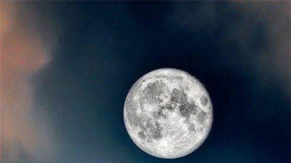 你有没有感觉月亮离我们越来越远？是不是有什么力量把月球往外推