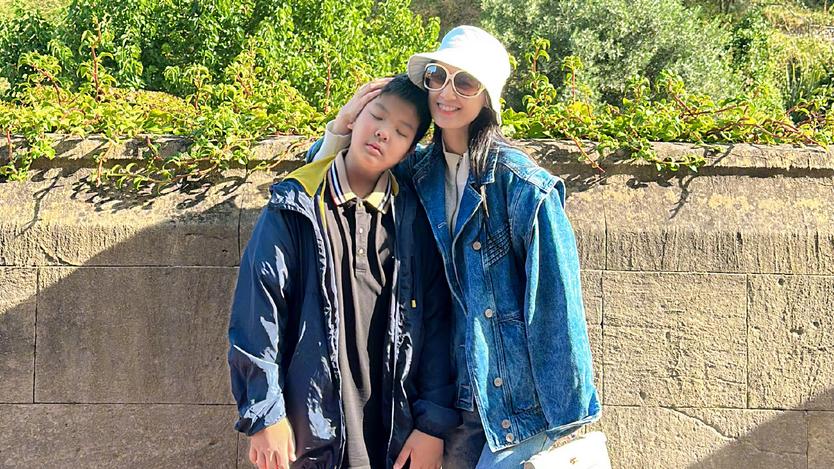 黄圣依晒与两儿子合照：11岁安迪长高许多，身高接近妈妈个头