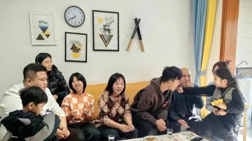 解清帅回归原生家庭，却辟谣称不是千万富豪，和父亲所说前后矛盾