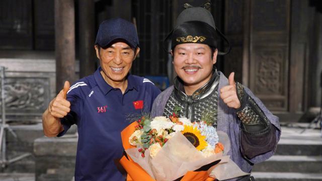 岳云鹏|德云社岳云鹏发文，晒与张艺谋合影照，评论区画风直接跑偏