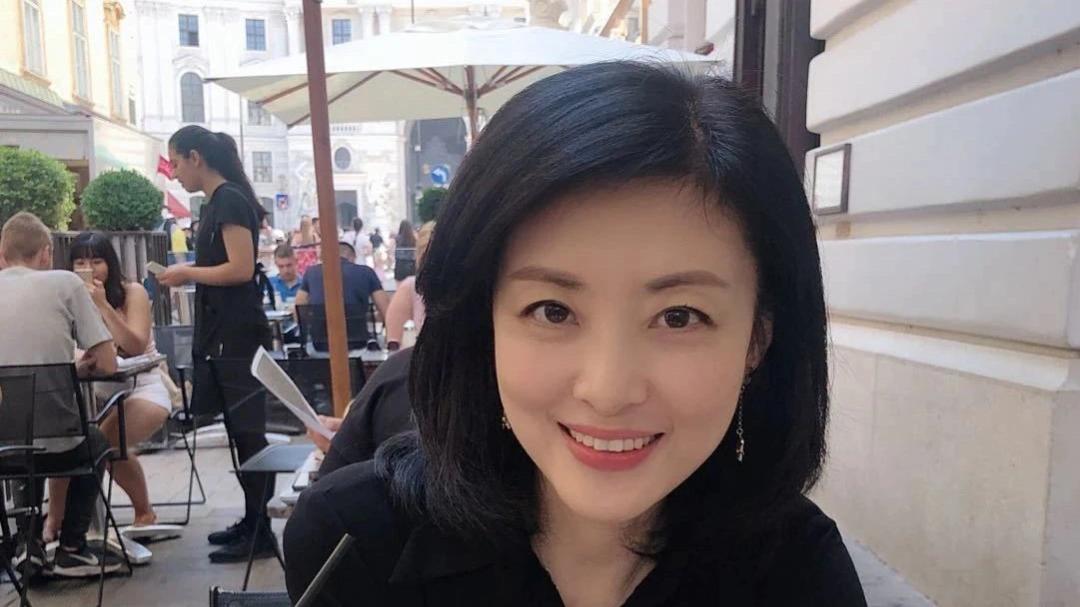 知名主持人周涛下班回家，看见正在厨房做饭的老公心生厌倦，向丈夫提出离婚