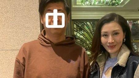 53岁李嘉欣生图：变胖变土，苹果肌下垂到嘴角，手上血管暴起！