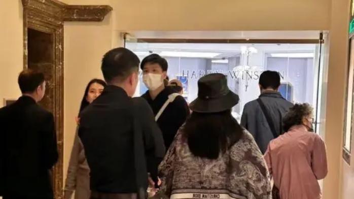 47岁李湘被偶遇香港，奢侈装扮显富态，身材发福被指超200斤