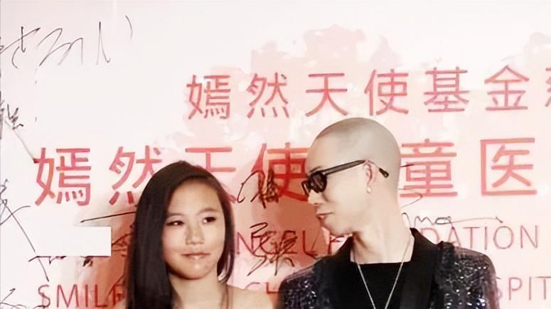陈乔恩 留长发的窦靖童太给妈长脸！裙装配高跟宛如名媛，美得像换了张脸