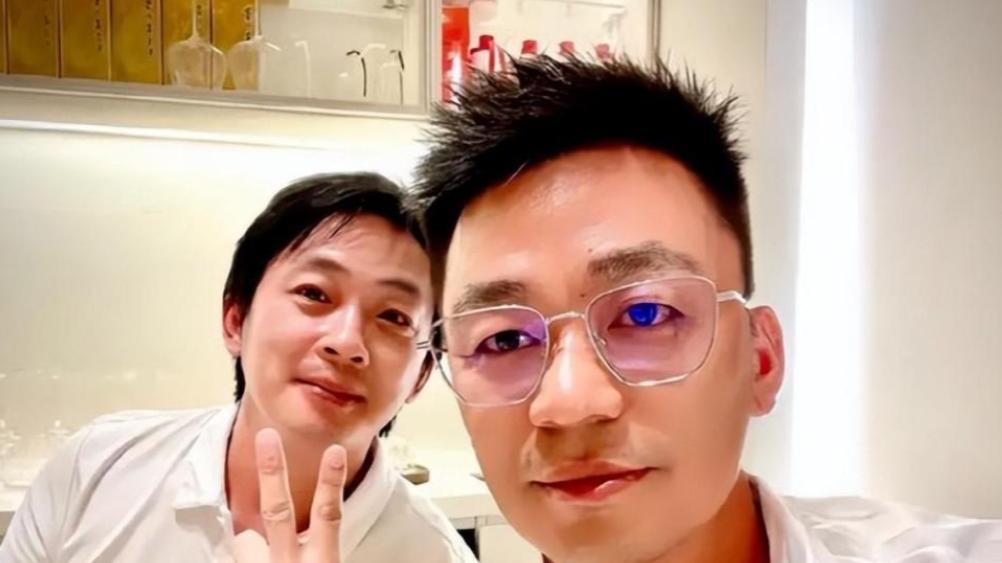 迪丽热巴|王宝强携女友现身与任贤齐聚会！戴眼镜充满文艺范，甄子丹送厚礼支持