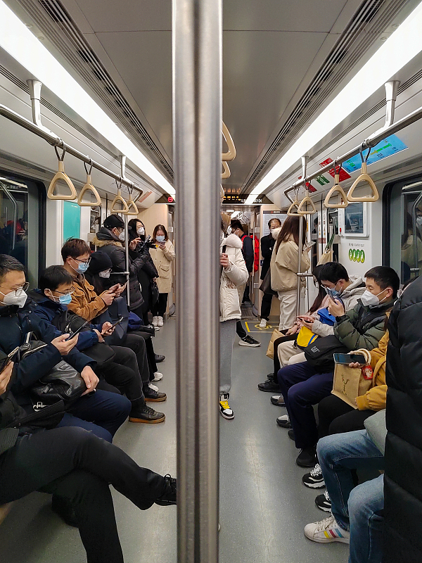 上海市|上海地铁回应市民建议设女性车厢，网友：那也要增设男性车厢