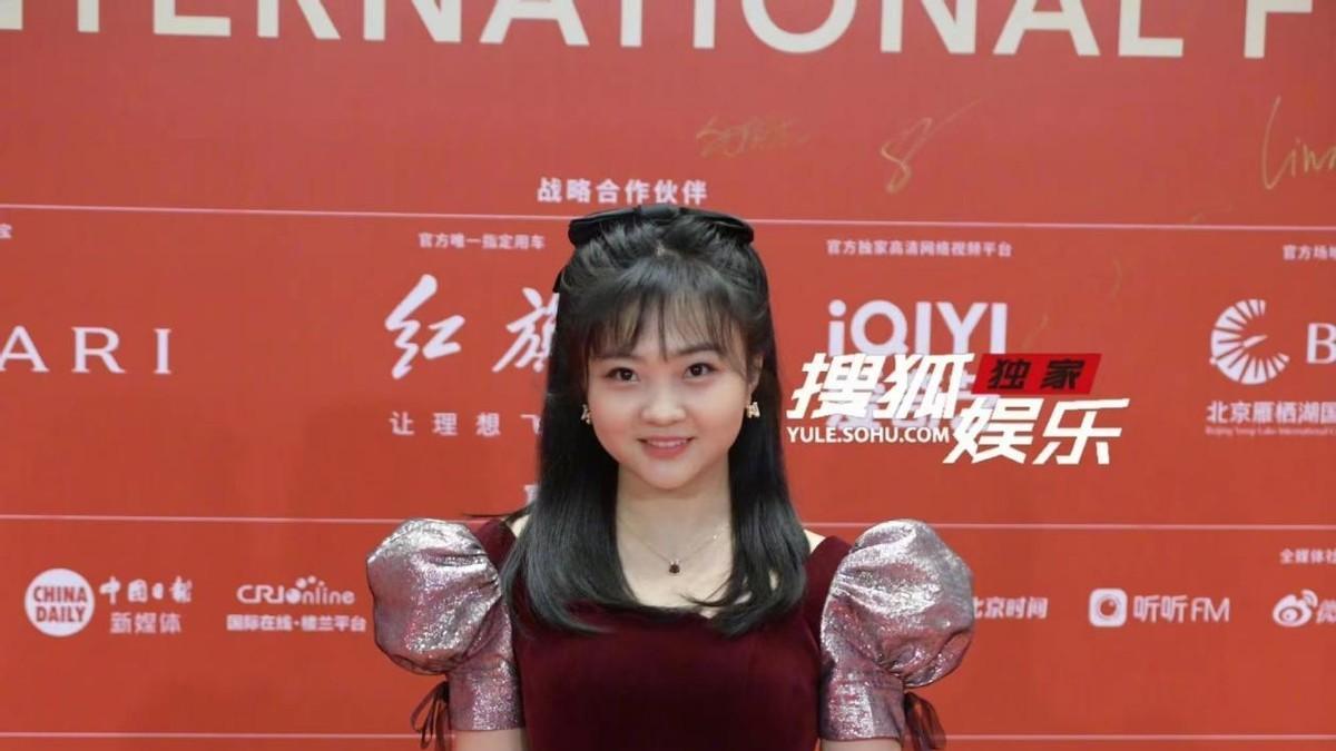 林妙可真是没长大，罕见走红毯还穿公主裙，歪头卖萌不像个成年人
